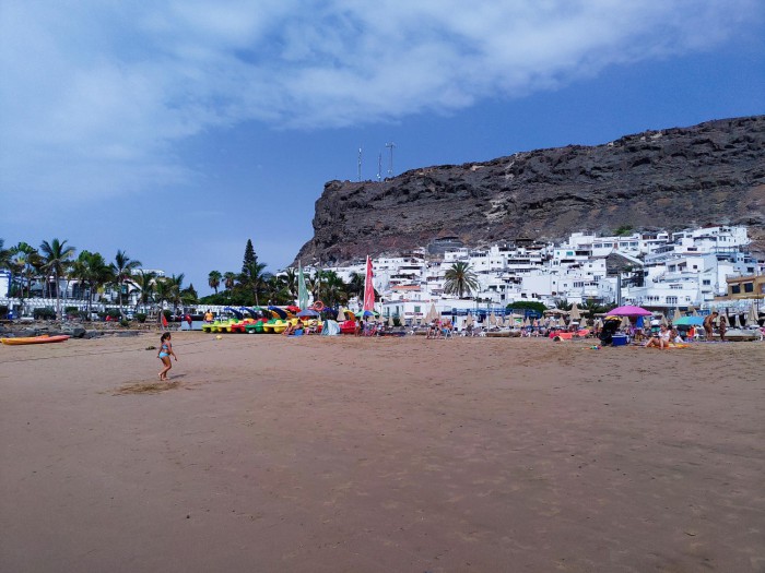 blick ueber strand puerto de mogan